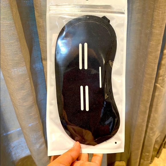Eye Mask, Super Smooth Sleep Mask and Blind Fold (Black) - Picture 4 of 5